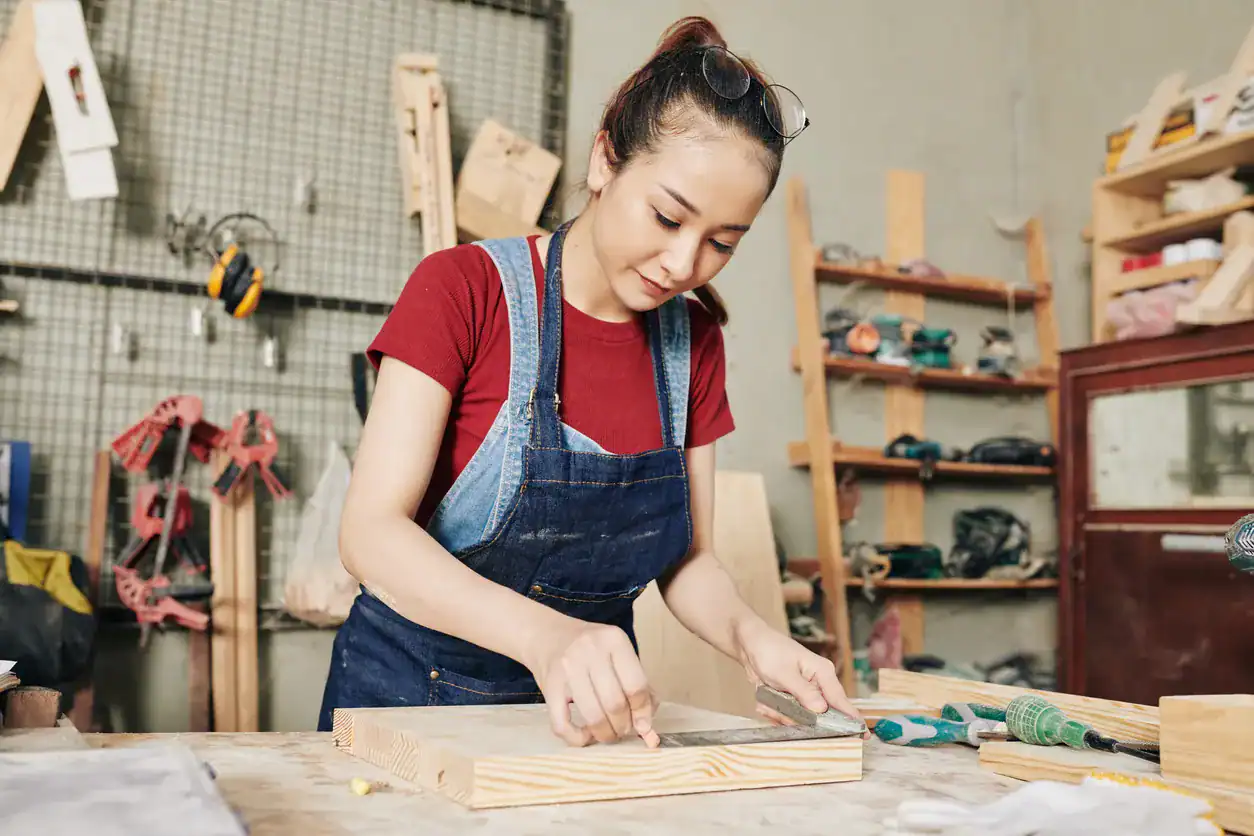 Établi d'atelier avec outils de bricolage utilisés pendant une formation