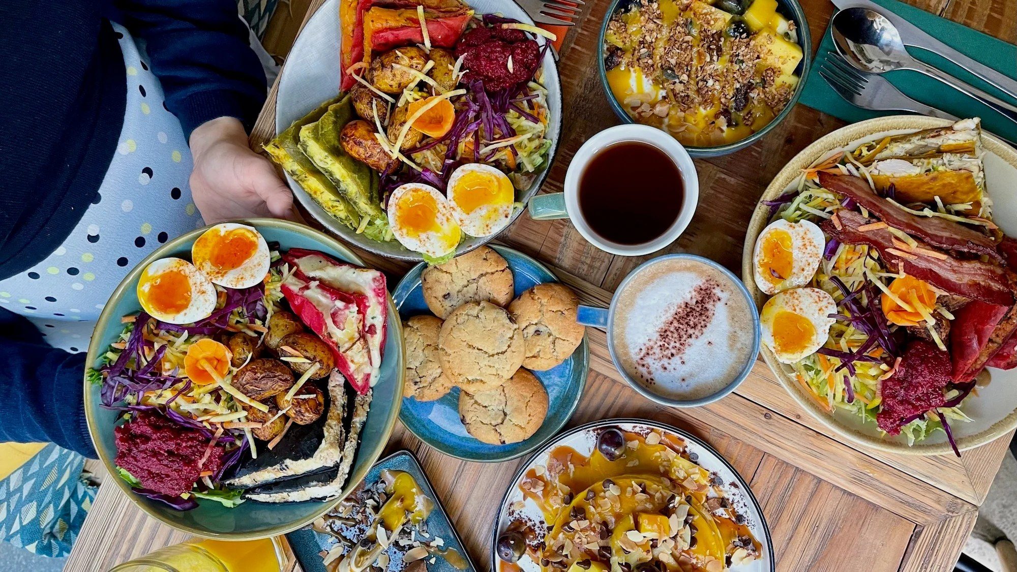Buffet de brunch parisien avec viennoiseries, pains frais et fruits