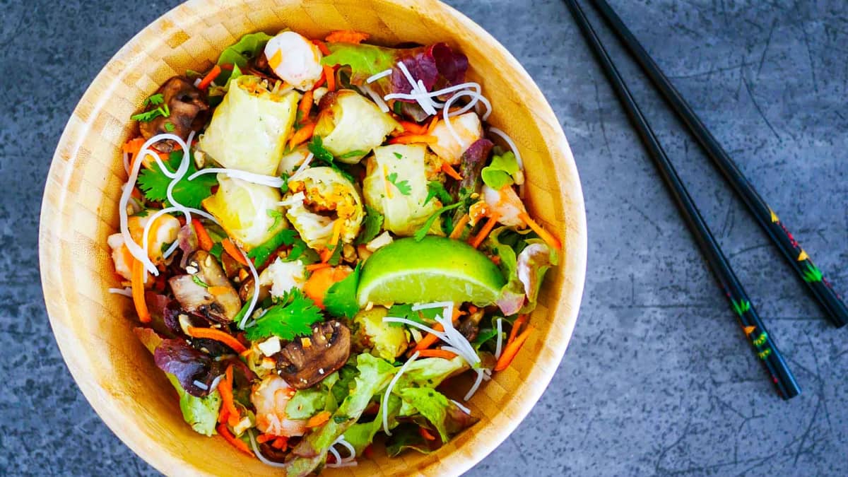 Bol de bo bun vietnamien avec vermicelles de riz, bœuf mariné, crudités et herbes fraîches
