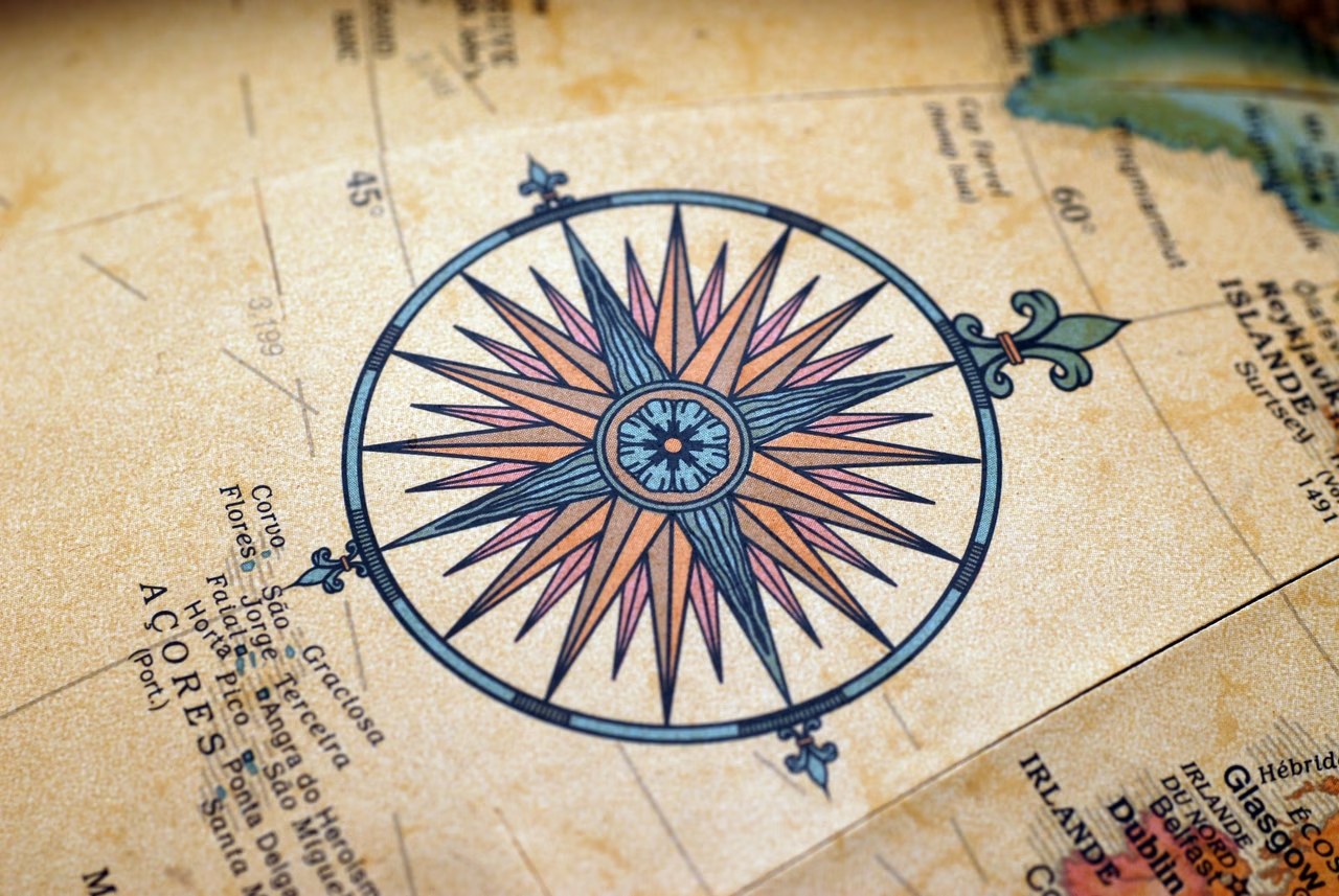 Rose des vents dessinée sur une carte marine avec boussole