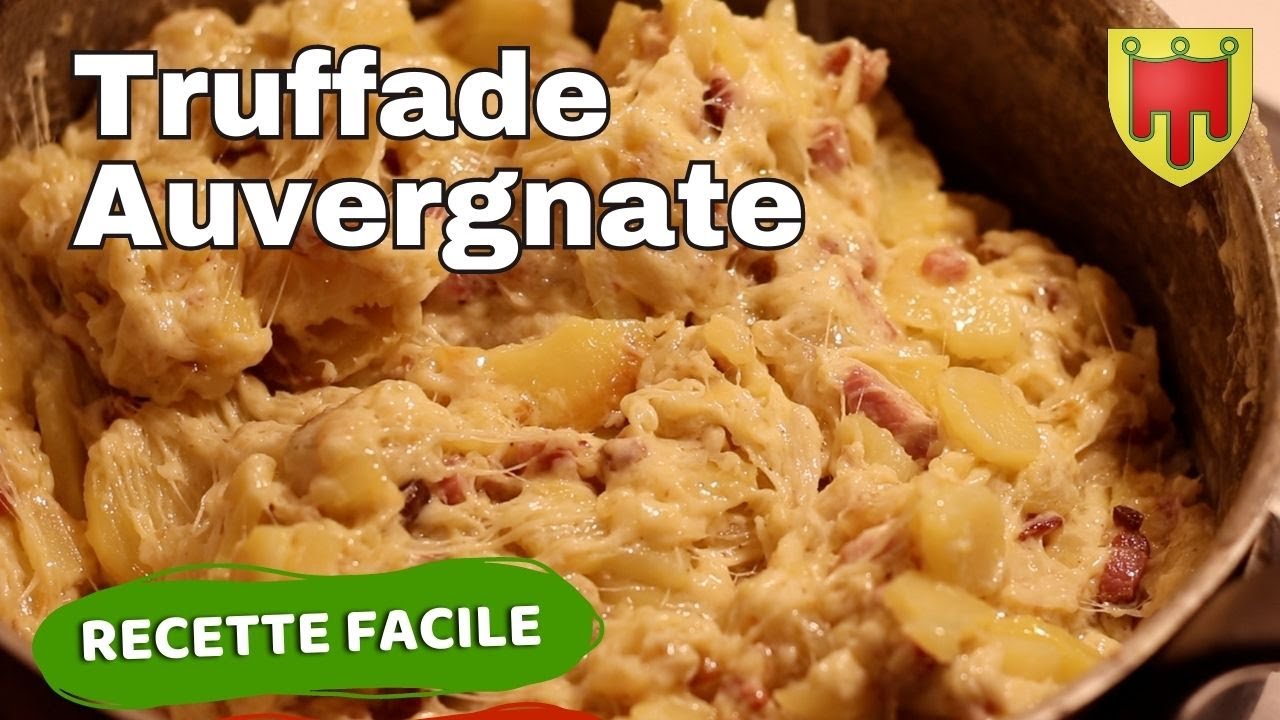 Truffade auvergnate servie dans une cocotte en fonte avec des rondelles de pommes de terre et de la tome fraîche fondue