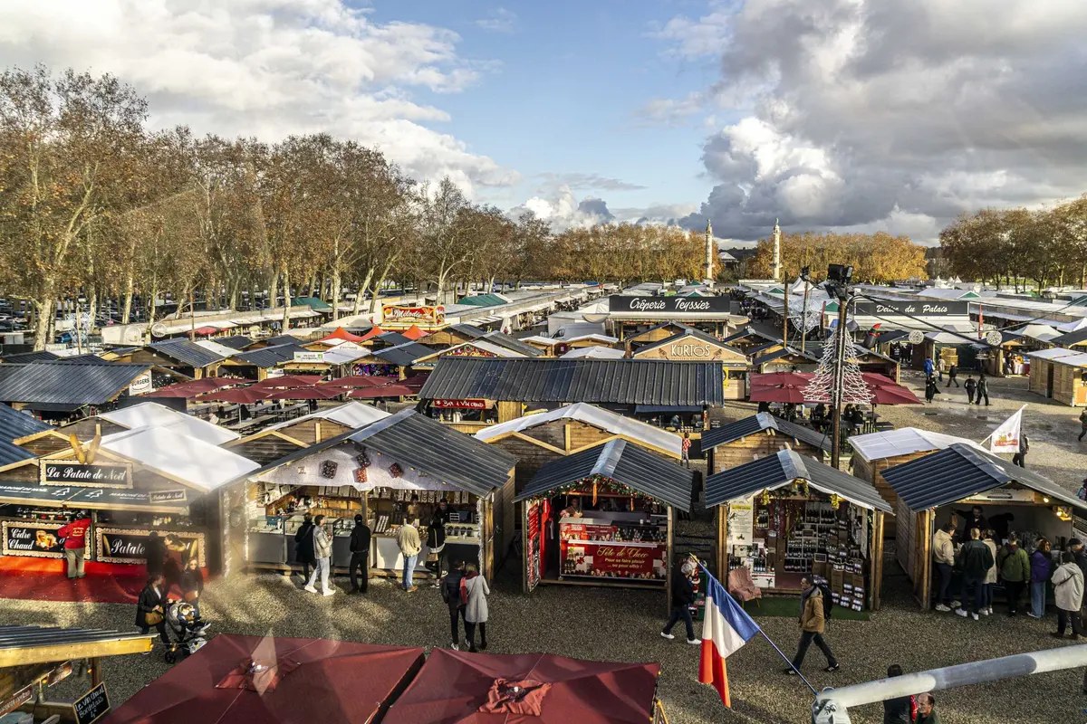 Chalets en bois et illuminations du marché de Noël de Bordeaux sur la place des Quinconces