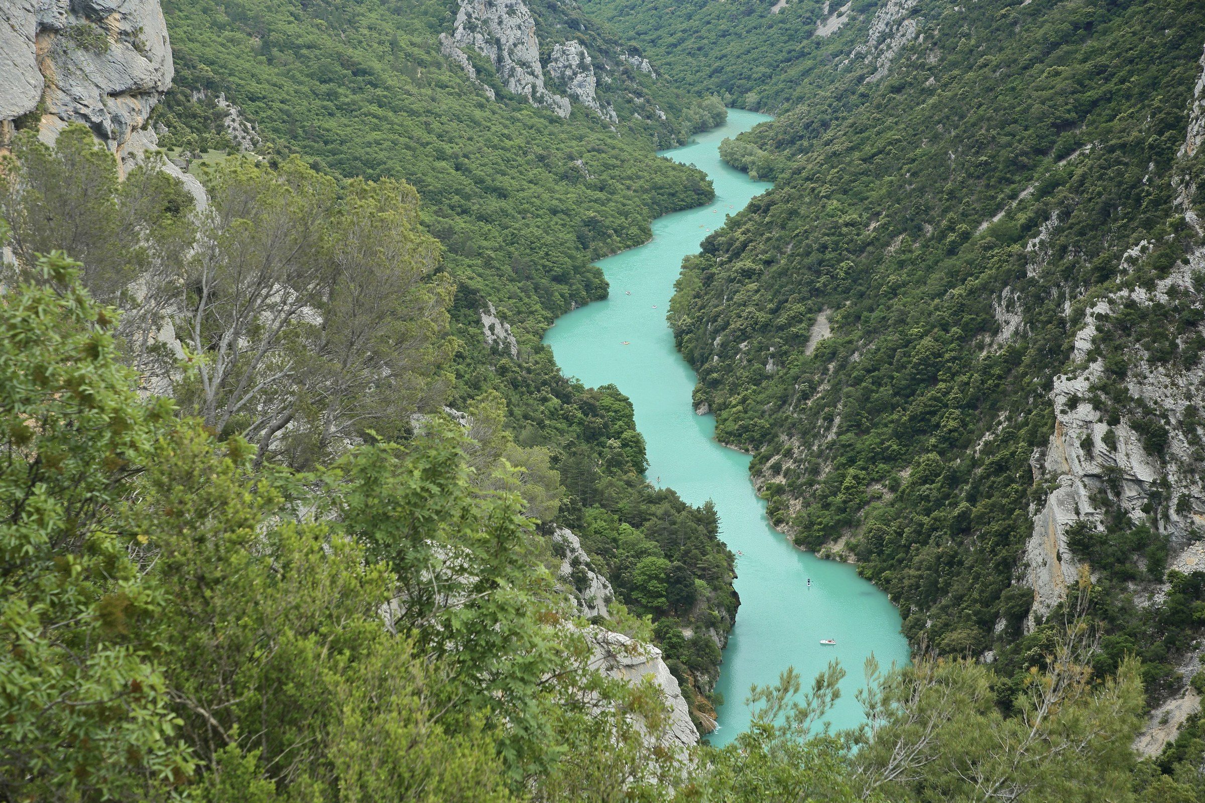 Falaises calcaires et sentier escarpé des gorges du Verdon, secteur où un randonneur est porté disparu
