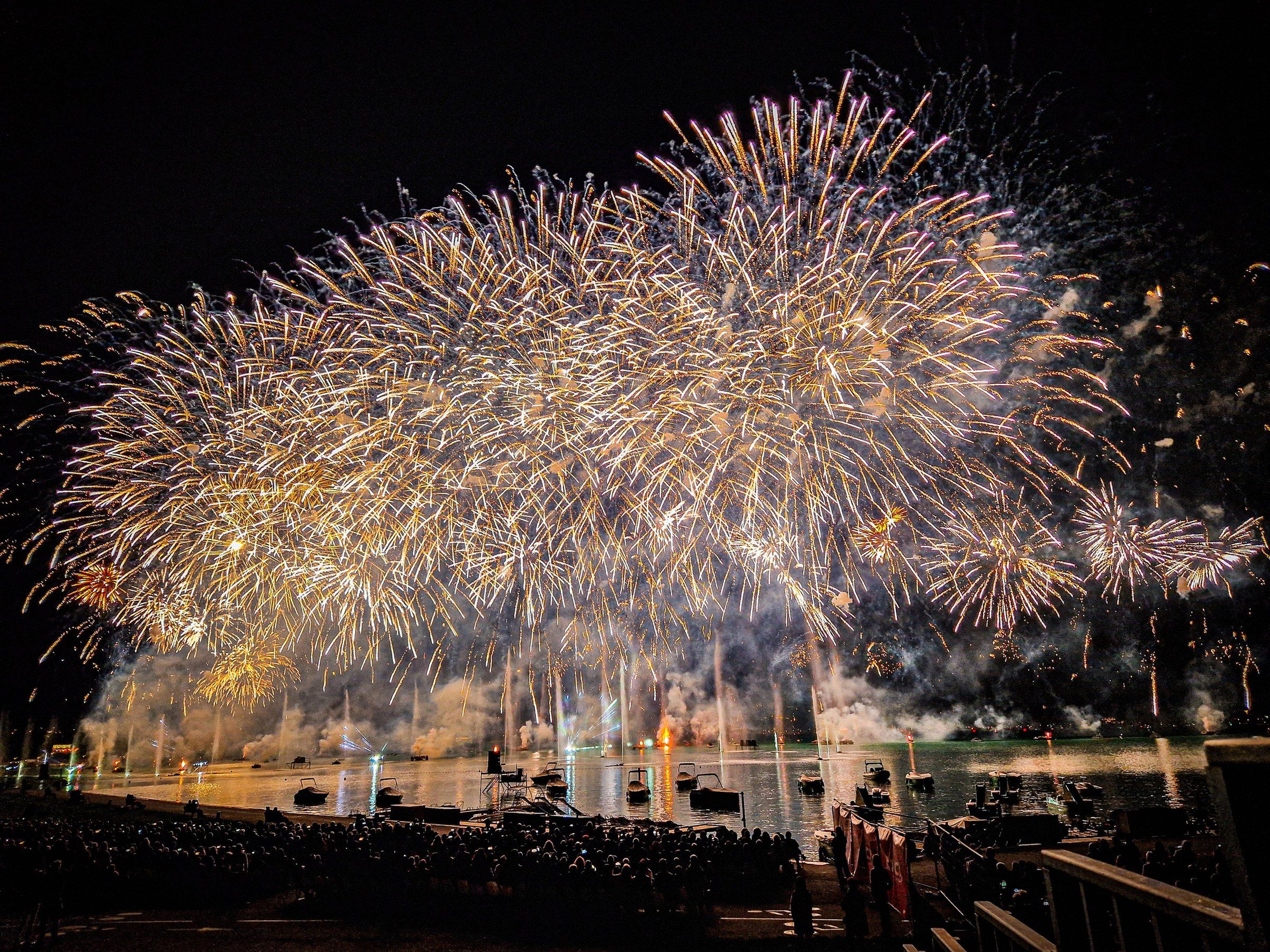 Feux d'artifice illuminant le lac d'Annecy pendant la Fête du lac