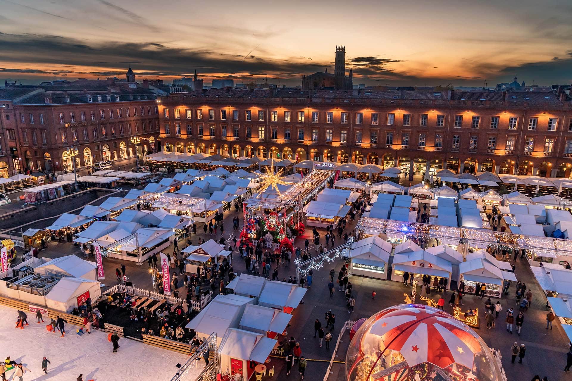 Chalets illuminés du marché de Noël à Toulouse, place du Capitole