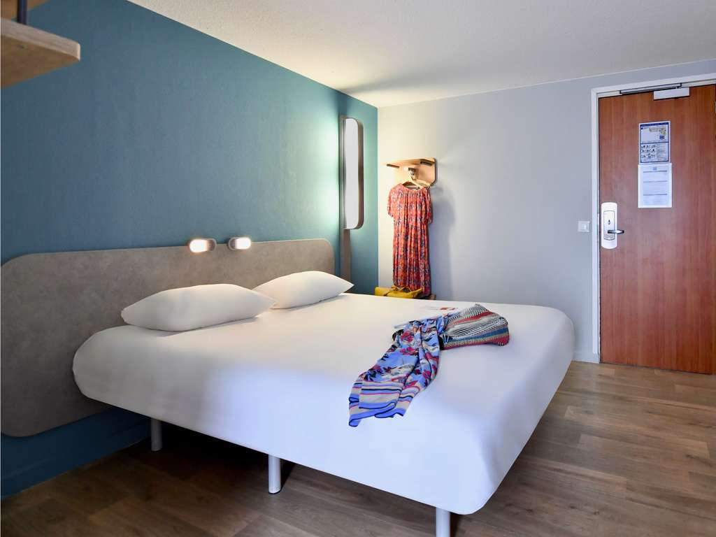 Chambre lumineuse d'un hôtel à Vannes