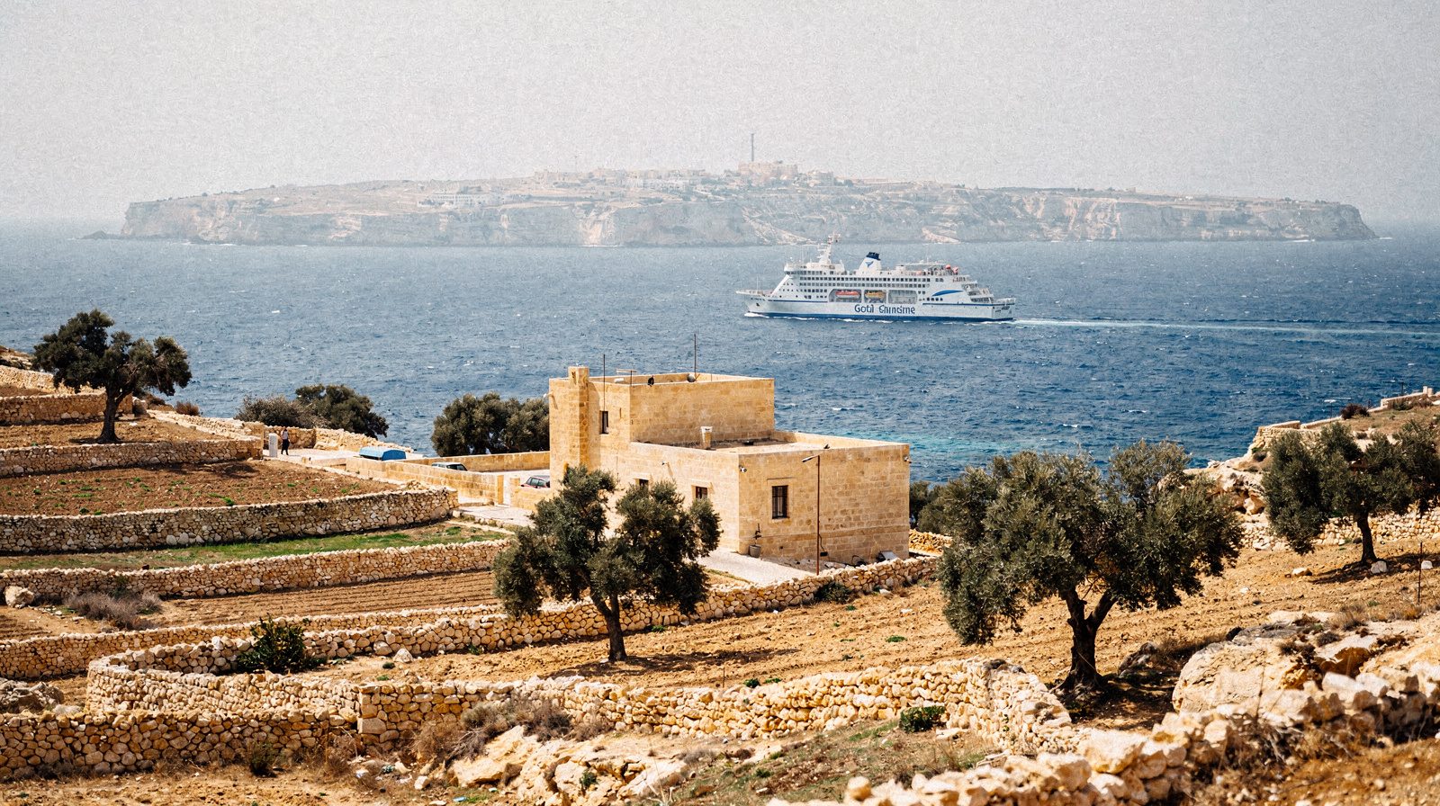 Falaises côtières de Gozo et eaux turquoise de la mer Méditerranée à Malte