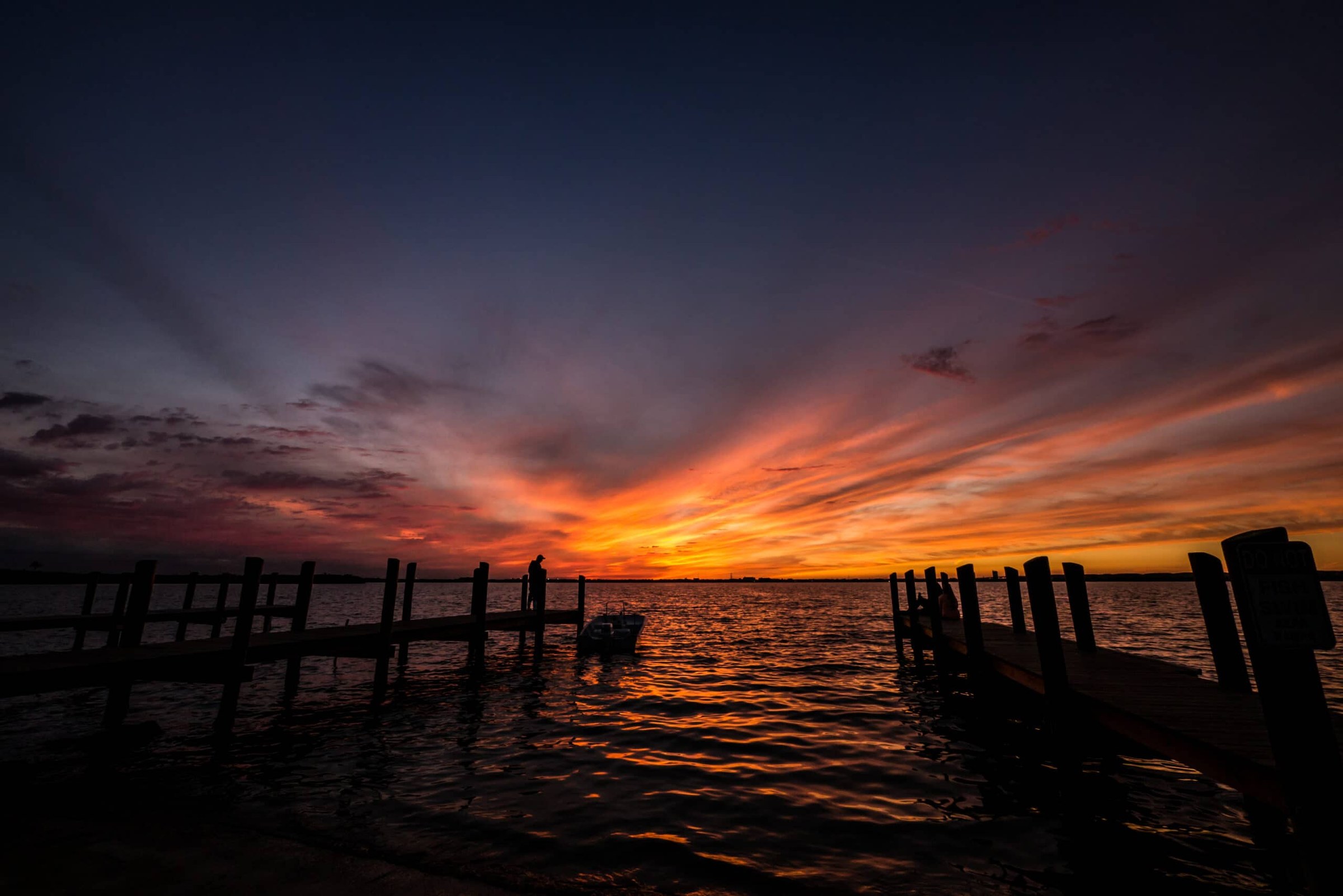 Coucher de soleil orangé au-dessus de la mer avec un horizon dégagé