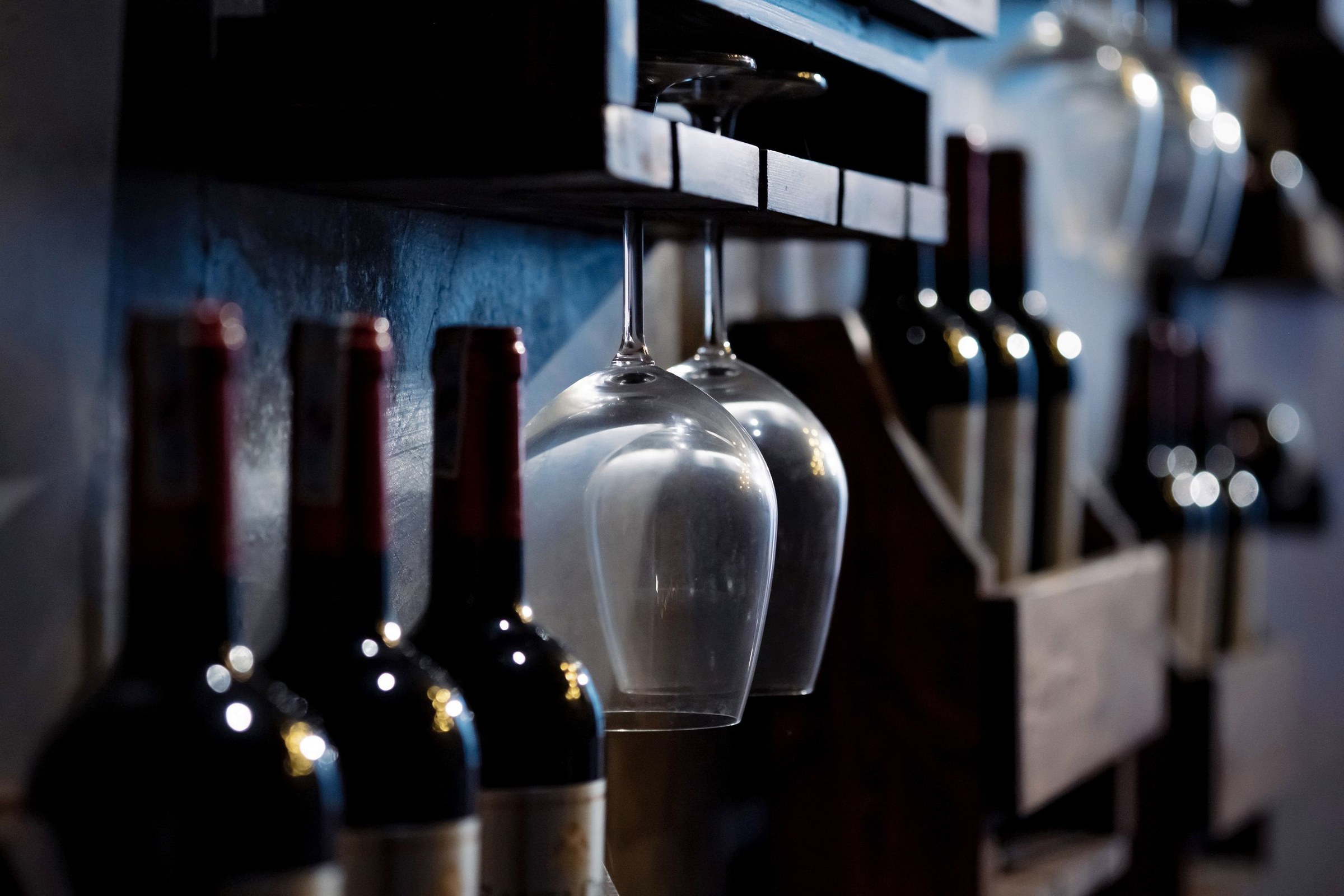 Verre de vin de Porto et bouteille posés sur une table en bois