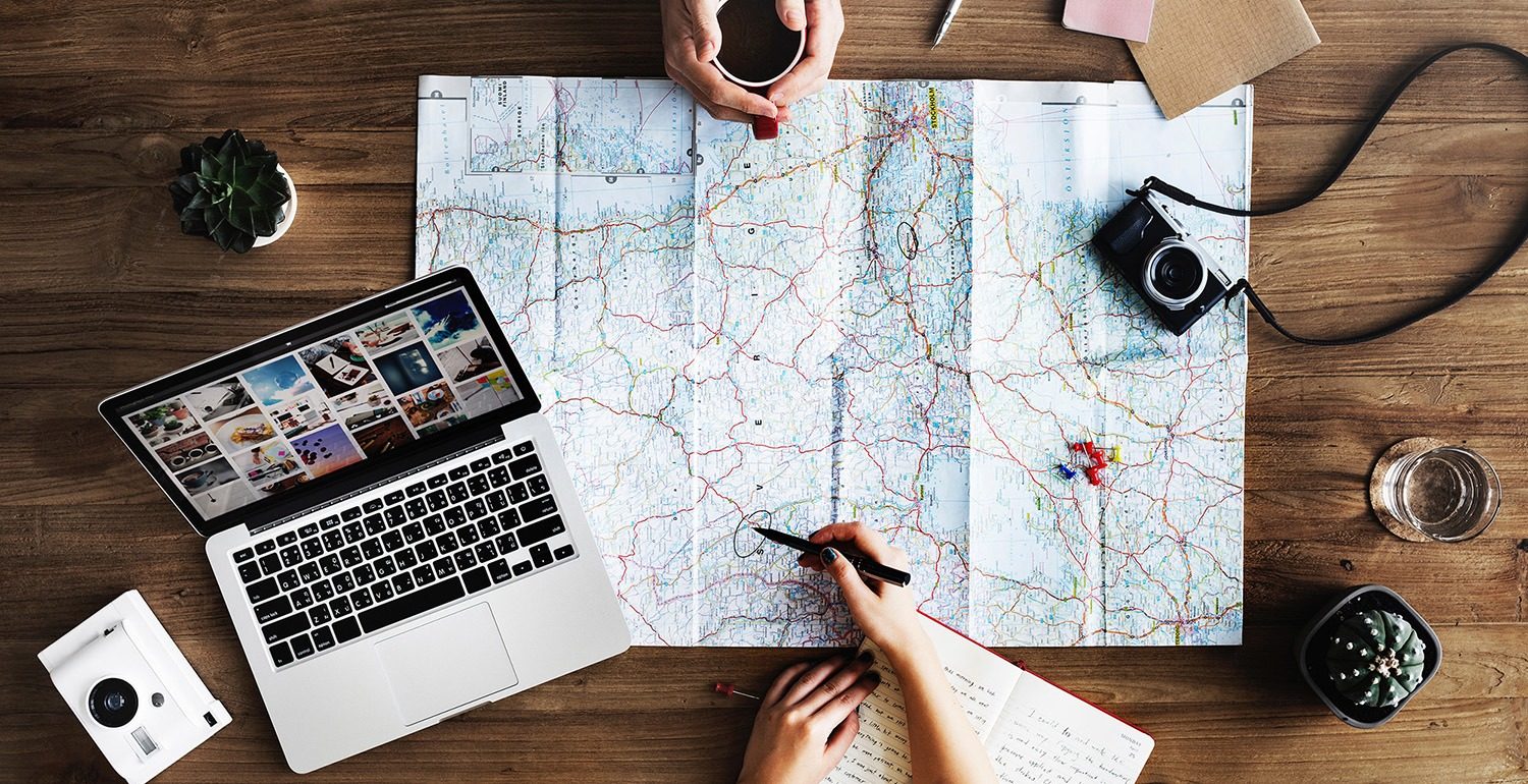 Valise ouverte et affaires préparées avant un départ en vacances