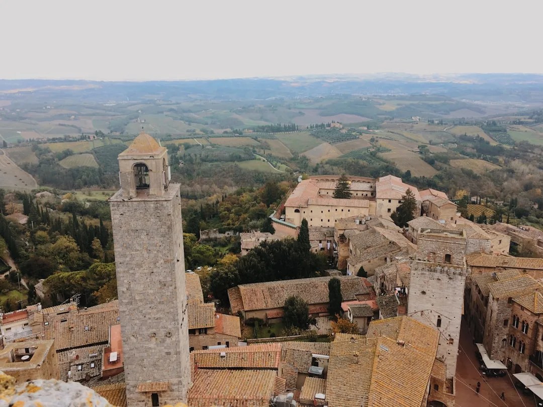 Les tours médiévales de San Gimignano au-dessus des collines de Toscane